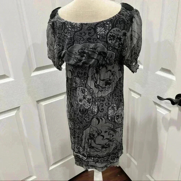 ECI 100% silk Fully lined mini dress with chest flower detailing - Picture 9 of 11